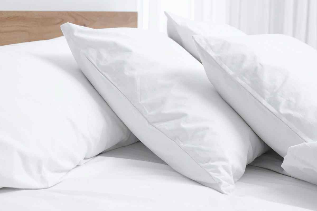 Se il sudore ha macchiato le federe dei tuoi cuscini, rimedia così, i dettagli