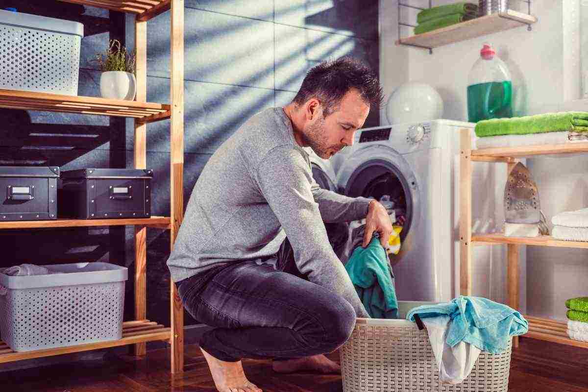 Lavare i vestiti con il sale, un trucco che nessuno usa